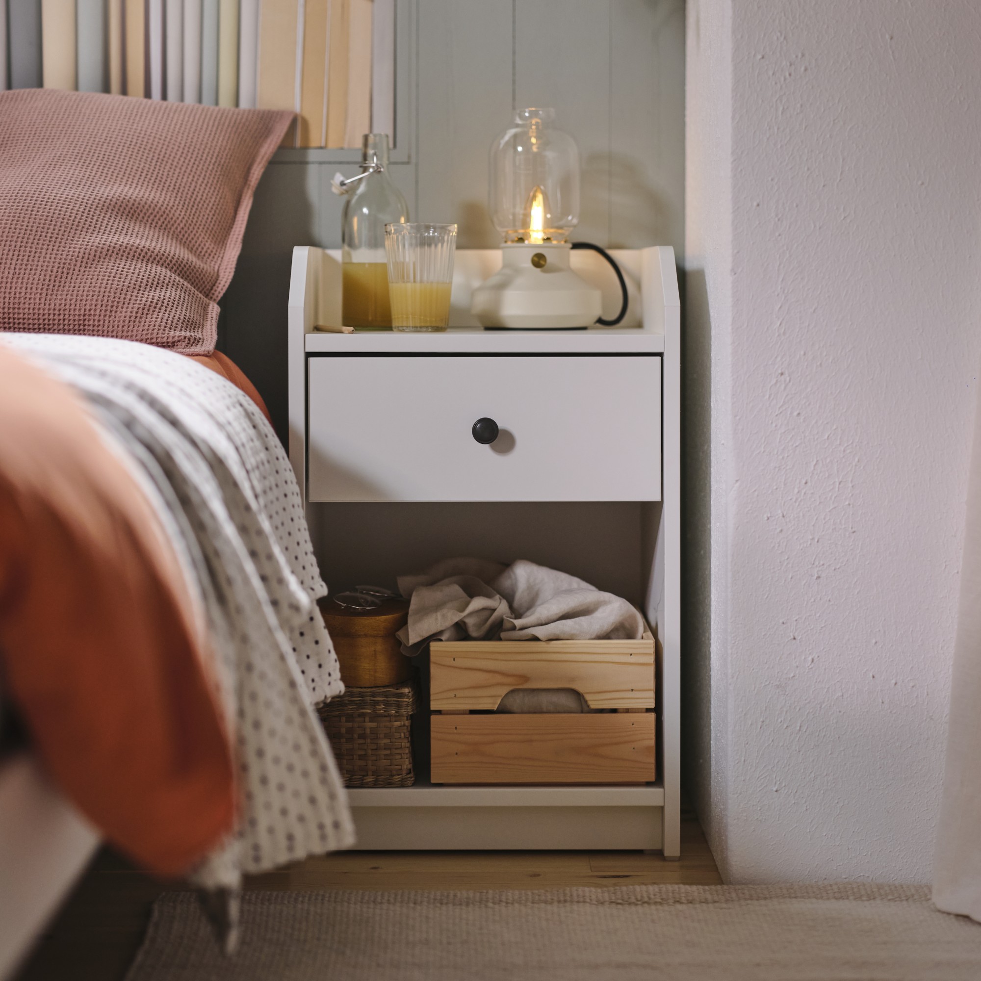 HAUGA, mesita de noche. 2 de 6 open dialog