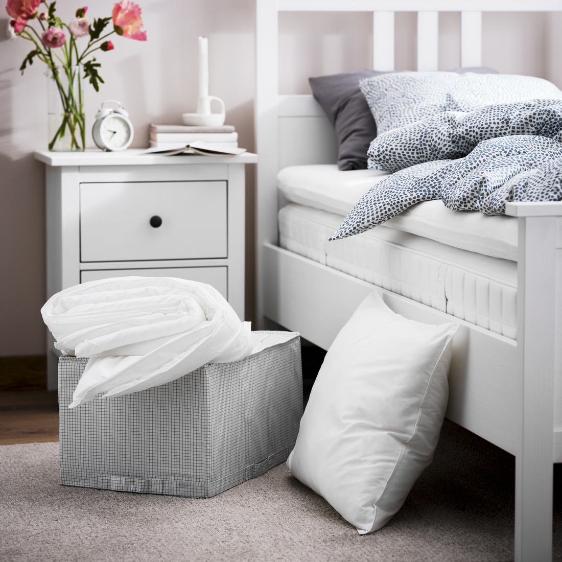 HEMNES, mesita de noche con 2 cajones. 3 de 5 open dialog