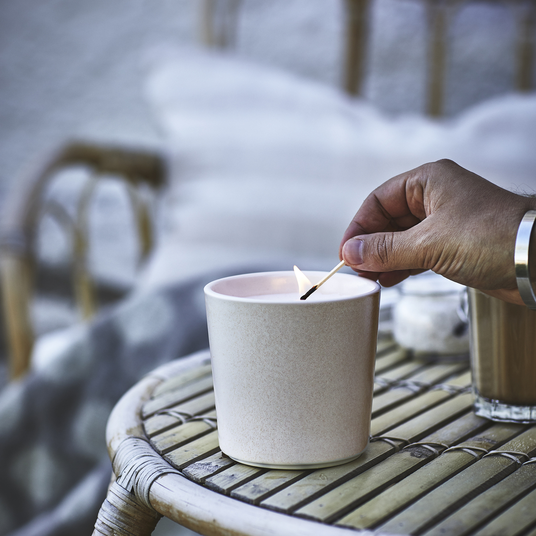 JÄMLIK, vela perfumada en bote de cerámica. 2 de 6 open dialog