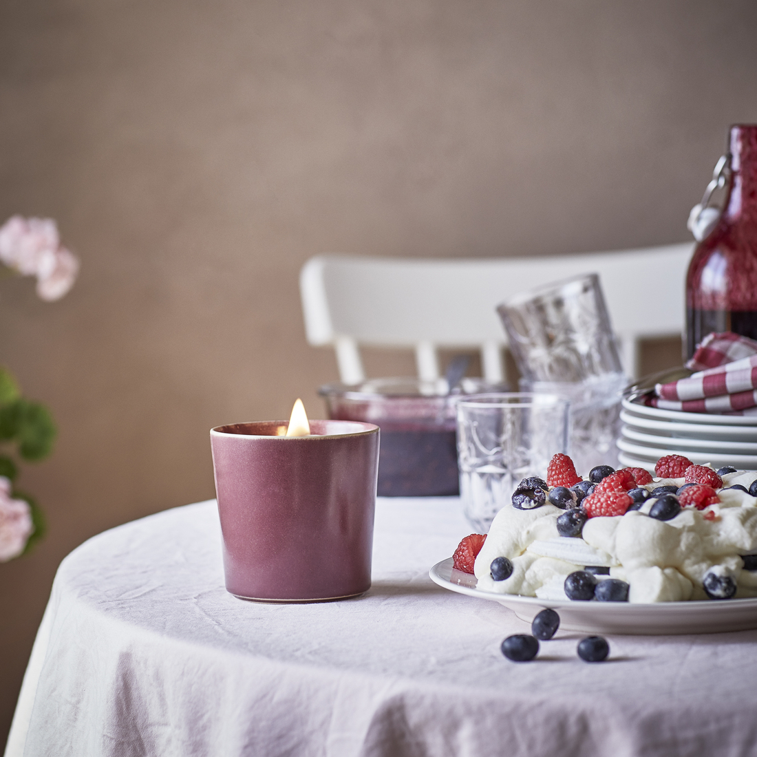 STÖRTSKÖN, vela perfumada en bote de cerámica. 6 de 8 open dialog