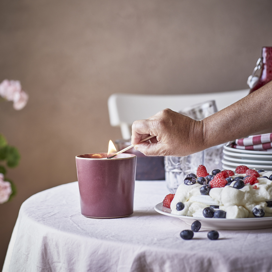 STÖRTSKÖN, vela perfumada en bote de cerámica. 2 de 8 open dialog