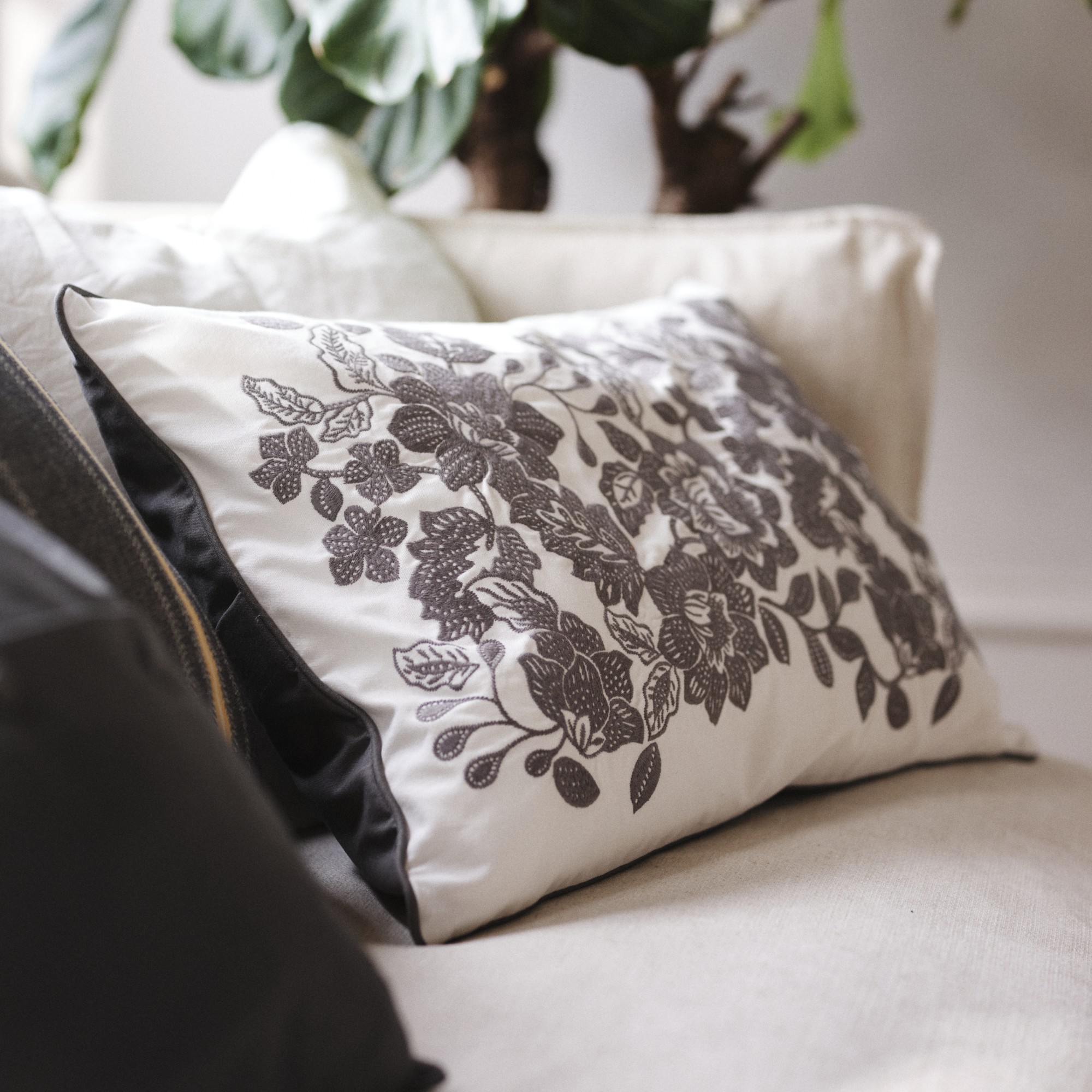 SKUGGNÄVA, cushion. 2 of 4 open dialog