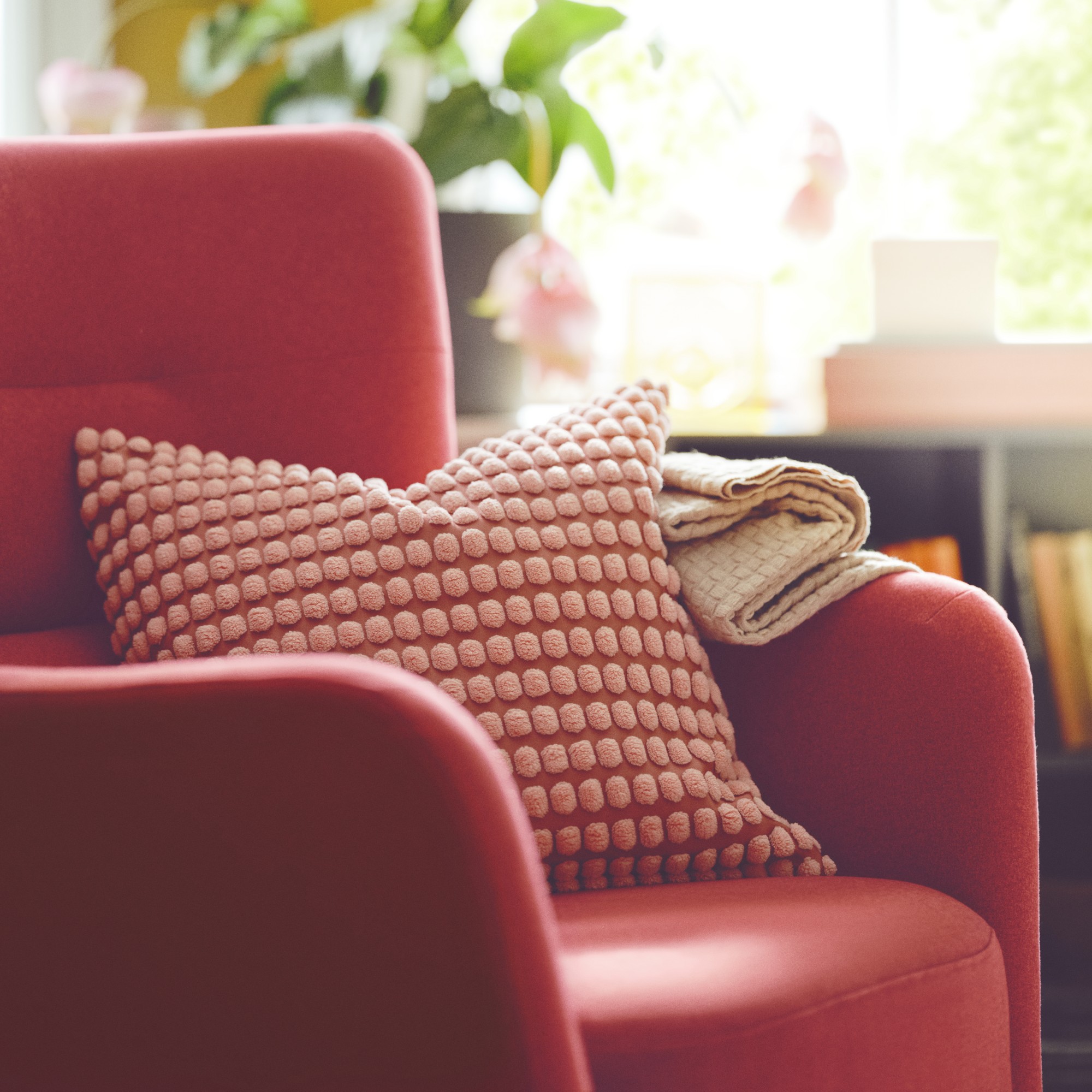 SVARTPOPPEL, funda de cojín. 2 de 4 open dialog