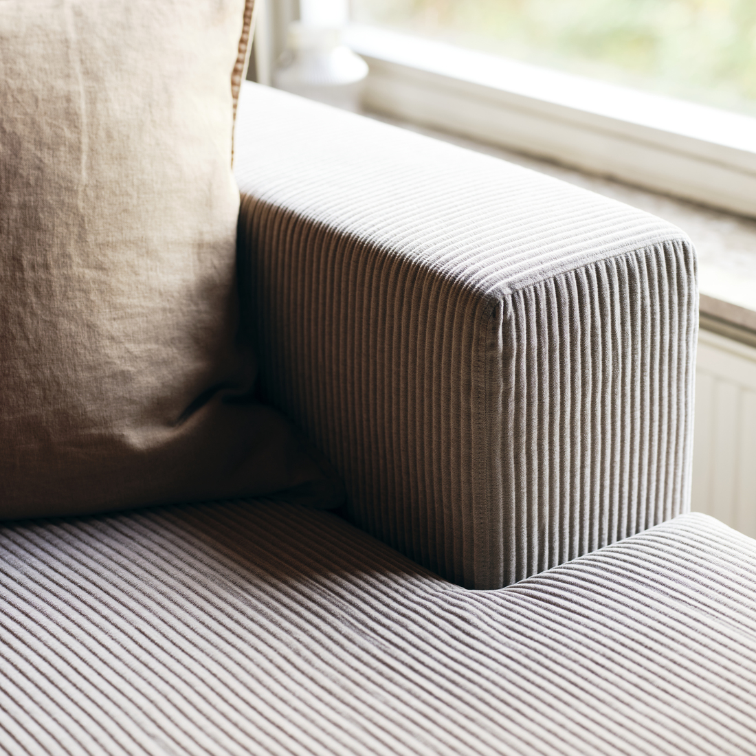 JÄTTEBO, sofá modular de 4.5 plazas con chaiselongue derecho. 4 de 9 open dialog