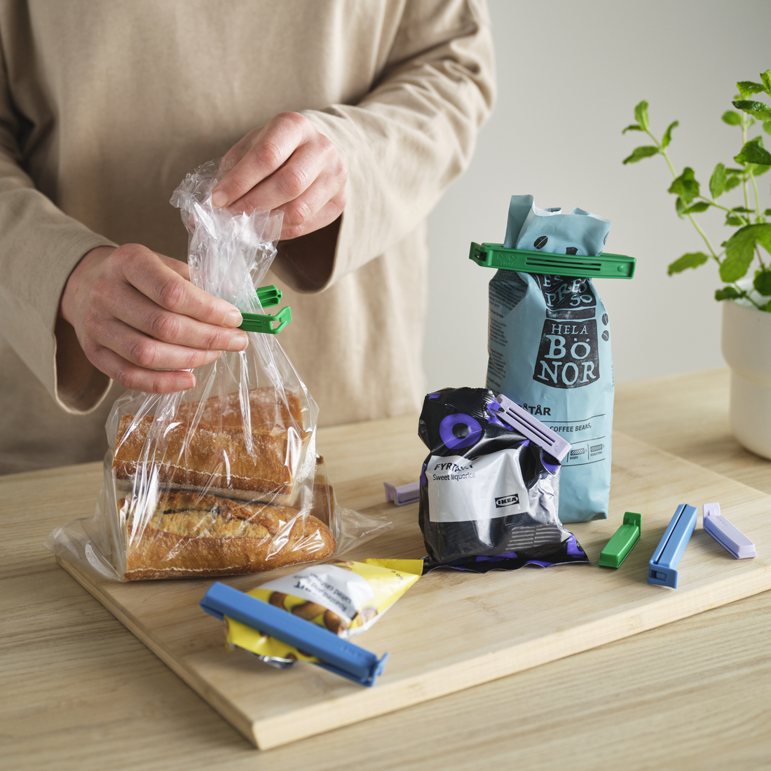 BEVARA, pinza para bolsas, juego de 24. 2 de 3 abrir diálogo