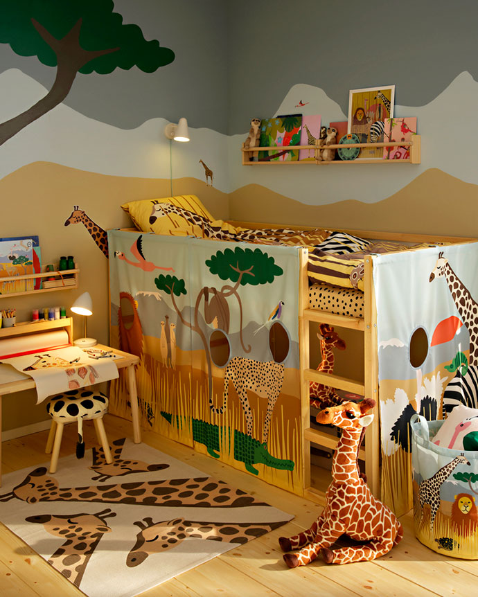 Dormitorio infantil con temática de safari. La cama tiene una cortina de juegos de jirafas y animales. Paredes con mural de sabana.