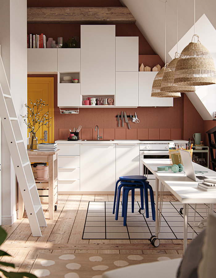 White kitchen with VALLSTENA kitchen fronts, a blue KYRRE stool, and a BEKVÄM kitchen cart.