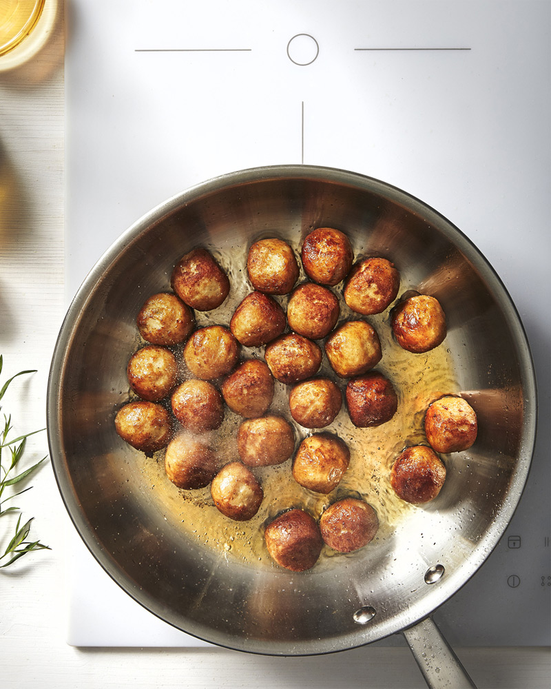 albóndigas en una sartén