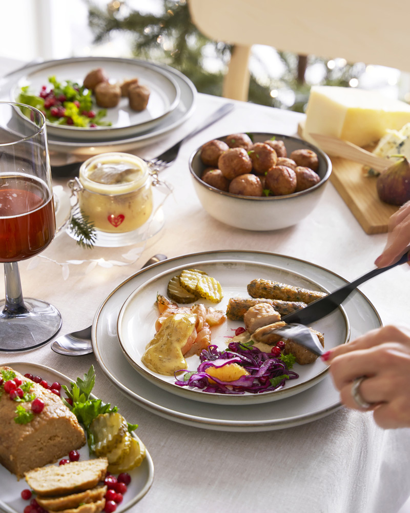 unas manos comiendo sujetando cuchillo y tenedor, comiendo albondigas 