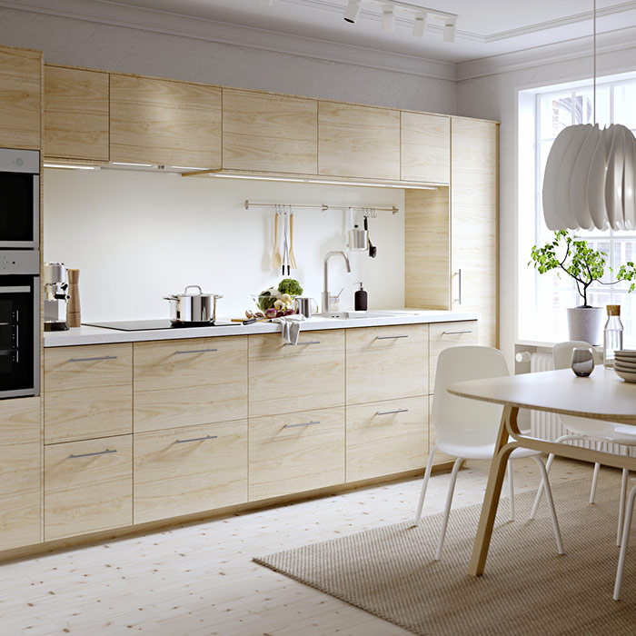 Cocina actual con muebles de madera y paredes de color blanco