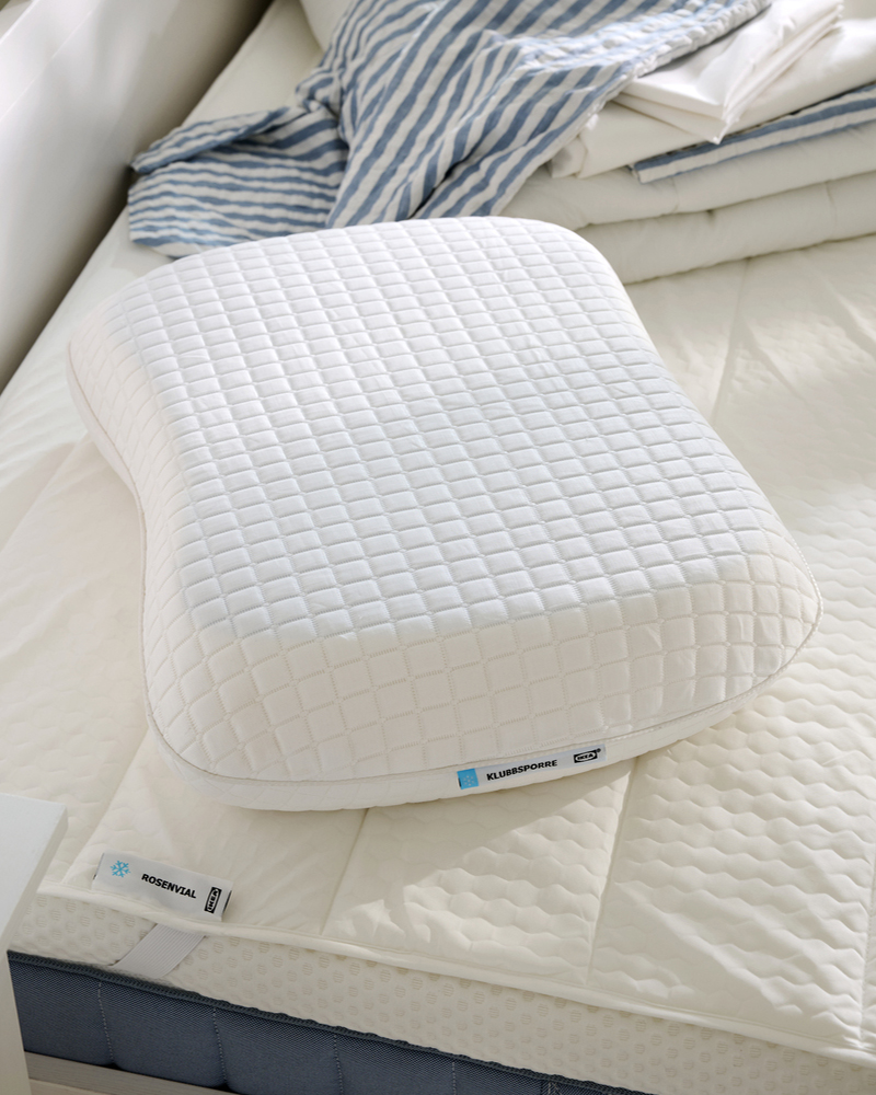 KLUBBSPORRE ergonomic pillow has a cushioning foam on one side and a cooling gel on the other