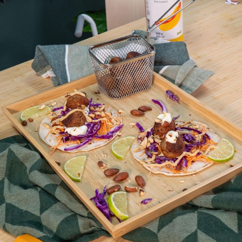 tacos de albóndigas con aderezos crujientes y lima.