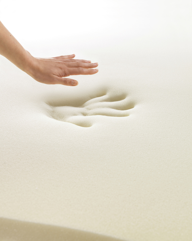 Una mano que ha sido presionada sobre espuma viscoelástica y levantada, mostrando la huella que ha dejado en la espuma viscoelástica.