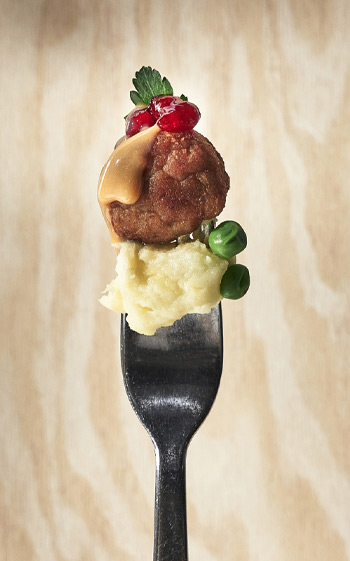 un tenedor con una albondiga de ikea