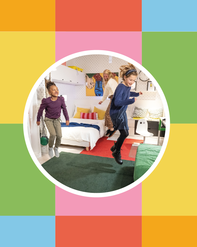 niños saltando y jugando en una habitación