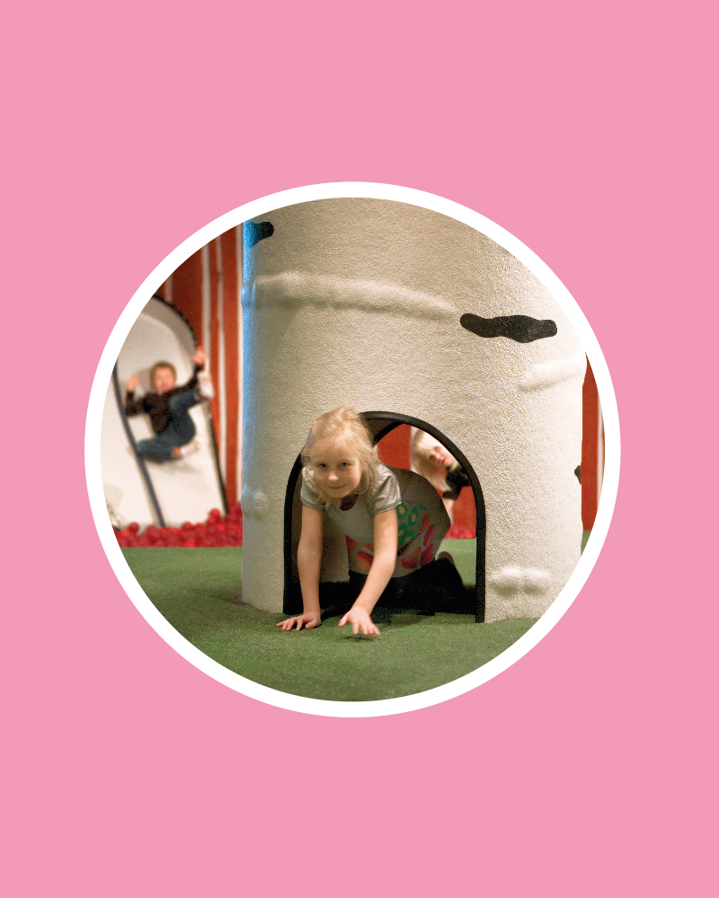 una niña jugando en Småland