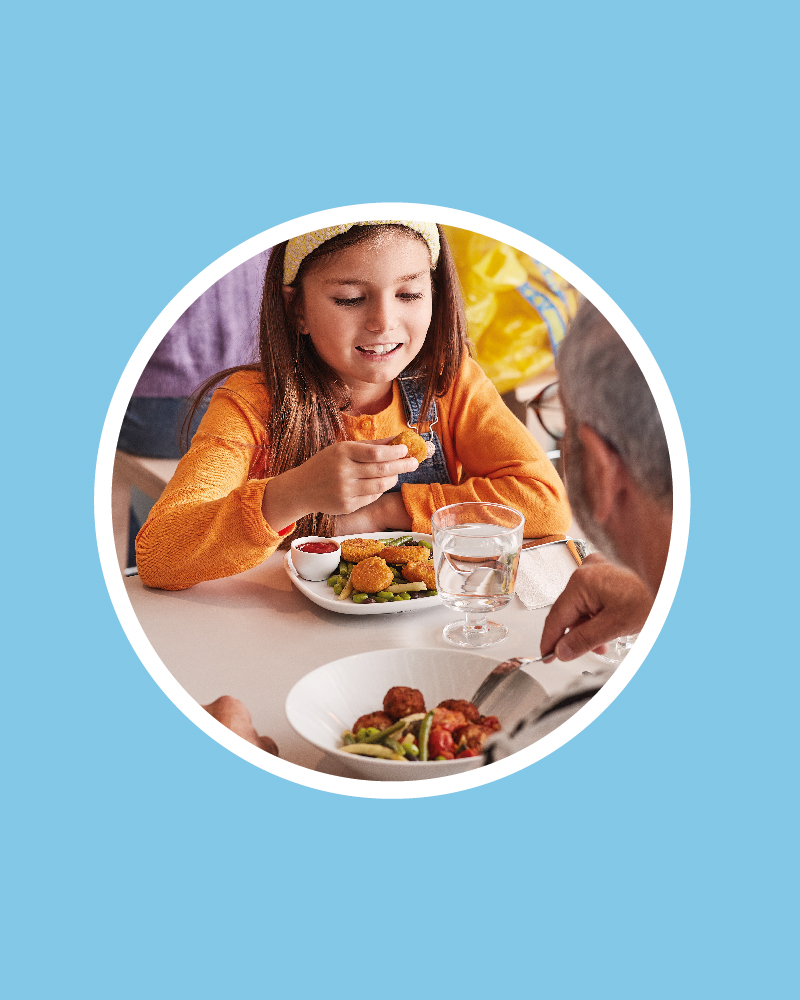 una niña comiendo en el restaurante de IKEA