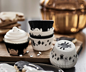 Cupcakes y moldes con diseños de Halloween: fantasmas, murciélagos y arañas.