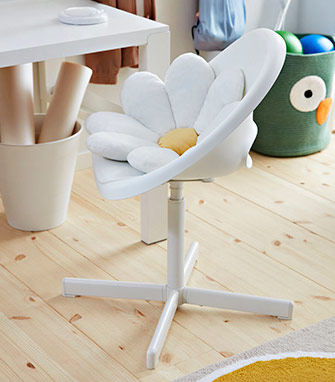 Silla de escritorio infantil blanca con cojín en forma de flor. Diseño divertido y cómodo para los más pequeños.