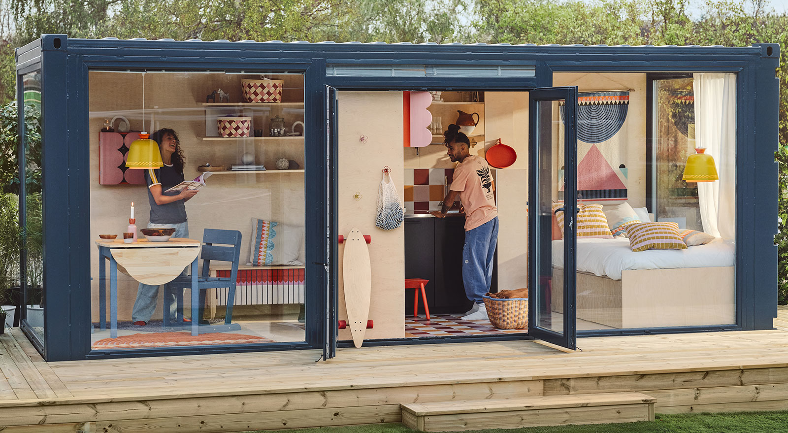 Apartamento hecho con containers, con ventanas al dormitorio y sala; puerta abierta muestra artículos OMMJÄNGE de IKEA