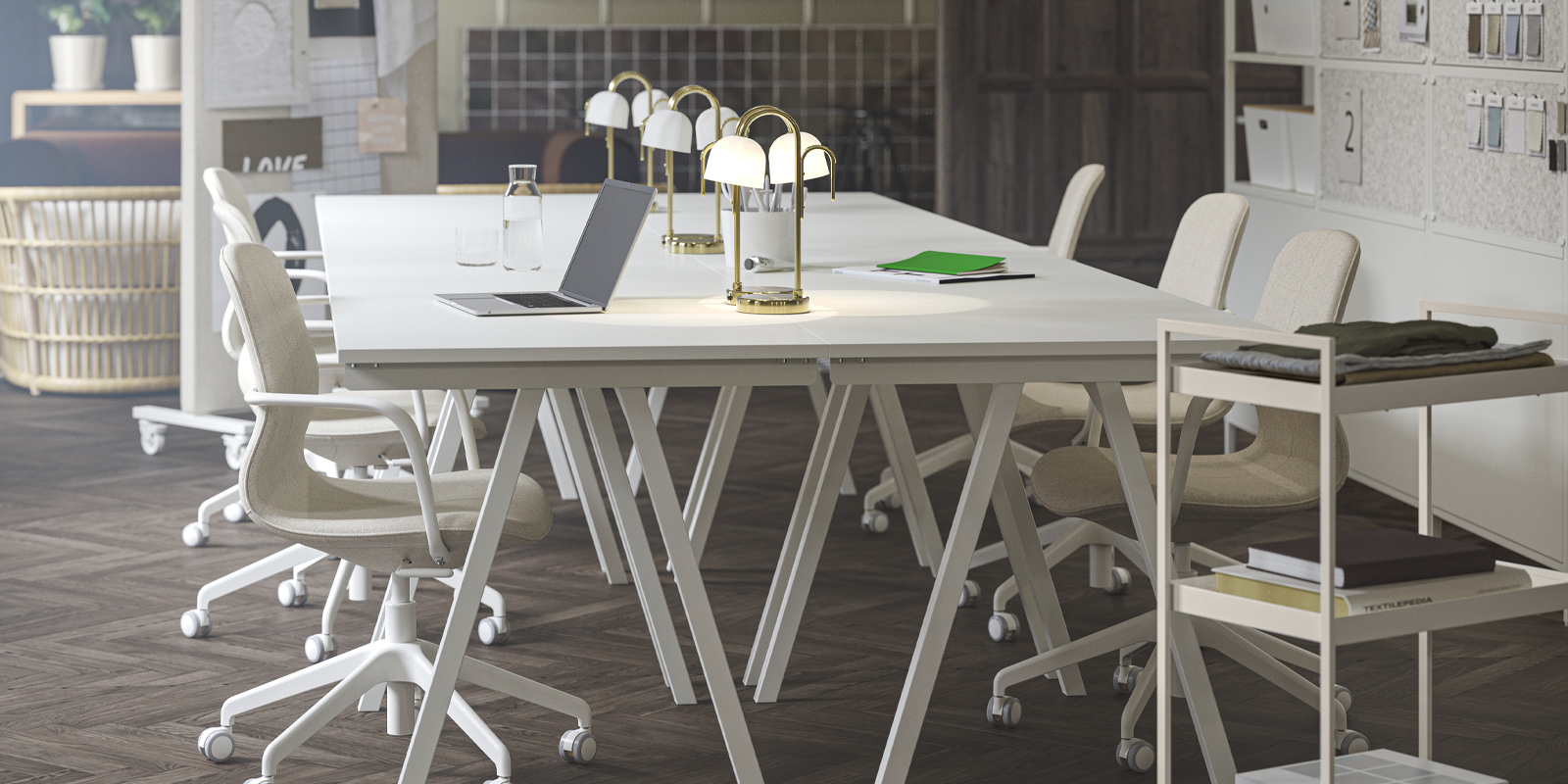 Un espacio de oficina renovado con cuatro escritorios TROTTEN blancos agrupados y sillas de conferencia LÅNGFJÄLL beige/blanco.