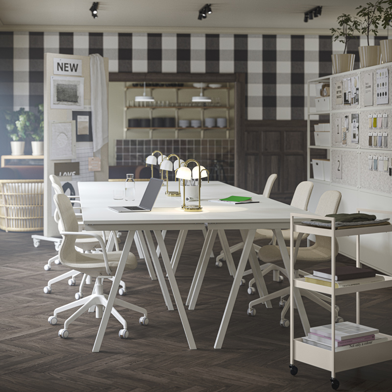 Un espacio de oficina renovado con cuatro escritorios TROTTEN blancos agrupados y sillas de conferencia LÅNGFJÄLL beige/blanco.