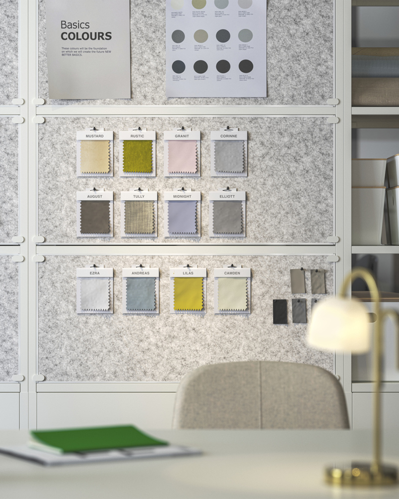 Tres tableros de anuncios TROTTEN blancos que también sirven como separadores. Un escritorio con una silla de conferencia LÅNGFJÄLL beige se encuentra al frente.