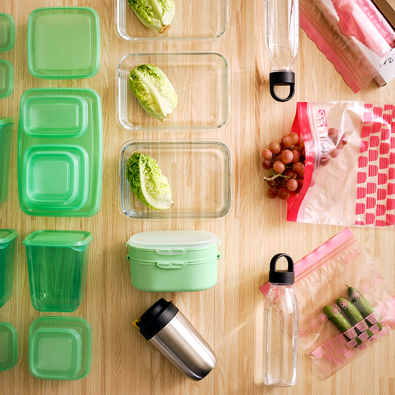 Un montaje de recipientes para sándwiches PRUTA, recipientes para alimentos PRUTA, fiambrera apilable UTBJUDA y recipientes para alimentos IKEA 365+.