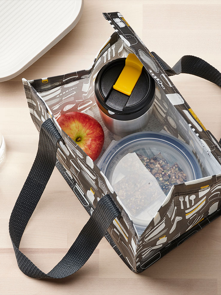 Recipientes PRUTA con tapa en color lila y verde, que contienen diversos tipos de alimentos, y una olla MIDDAGSMAT de acero inoxidable con tapa.