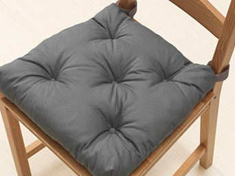 silla con un cojín gris