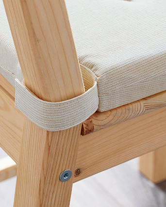 silla con un cojín beige