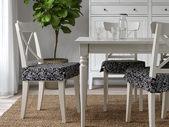 comedor con sillas forradas con fundas oscuras