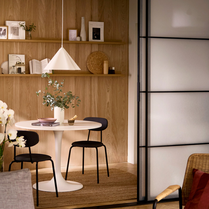 comedor y salón separados por un separador de ambientes