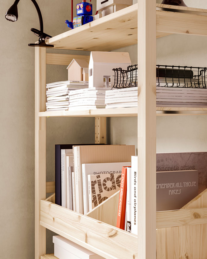 Estantería de madera con libros, revistas y accesorios de oficina ordenados.