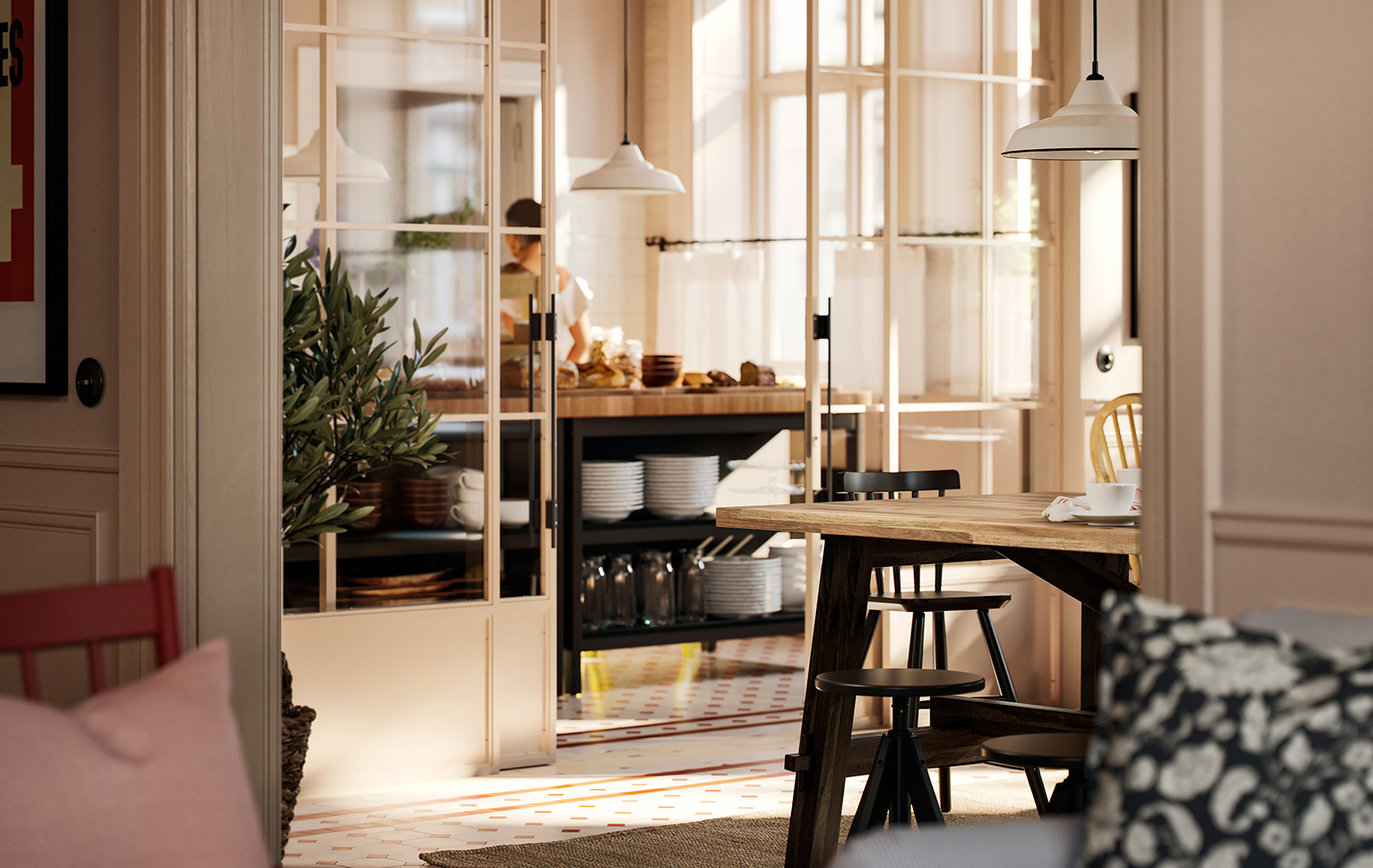 Una parte de una mesa de comedor SKOGSTA de acacia con patas negras es visible junto a un área de buffet de desayuno que está detrás de una pared de vidrio.