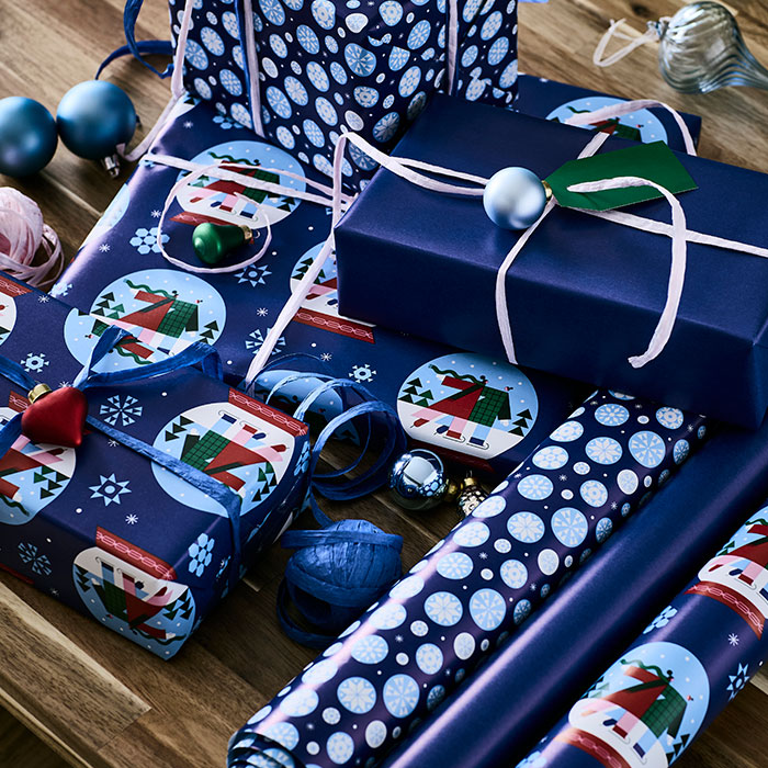 Los regalos se envuelven con papel de regalo VINTERFINT de temática azul con diferentes diseños.