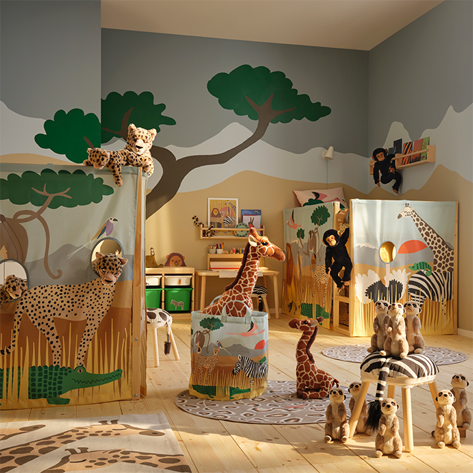 Habitación infantil temática de safari con dos estructuras de juego de tela y madera, animales de peluche grandes y pequeños, una alfombra estampada de leopardo y cestos de almacenaje.