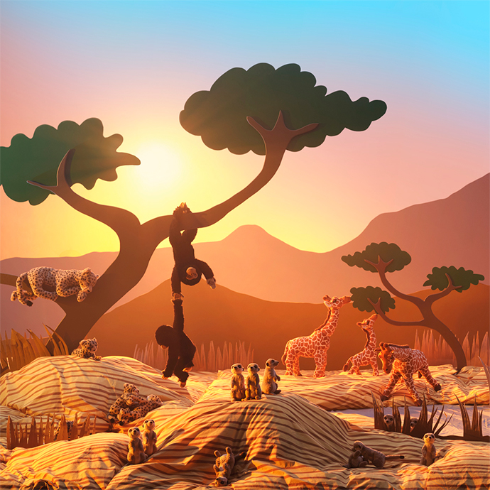 Fantasía de safari para niños: Juguetes de peluche de mono, jirafa y leopardo en un paisaje de juego africano con atardecer. Decoración infantil y escenografía de aventuras.
