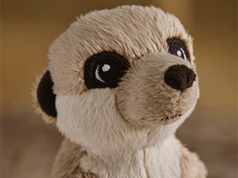 Primer plano del simpático juguete de peluche de suricata. Ideal para fomentar el juego creativo y decoración temática de safari en la habitación infantil.