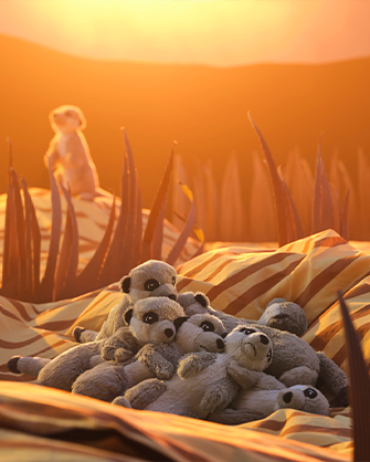 Grupo de juguetes de peluche de suricatas acurrucados en un paisaje de juego de safari al atardecer. Representa un momento tierno de la colección de juguetes infantiles para la habitación de los niños.