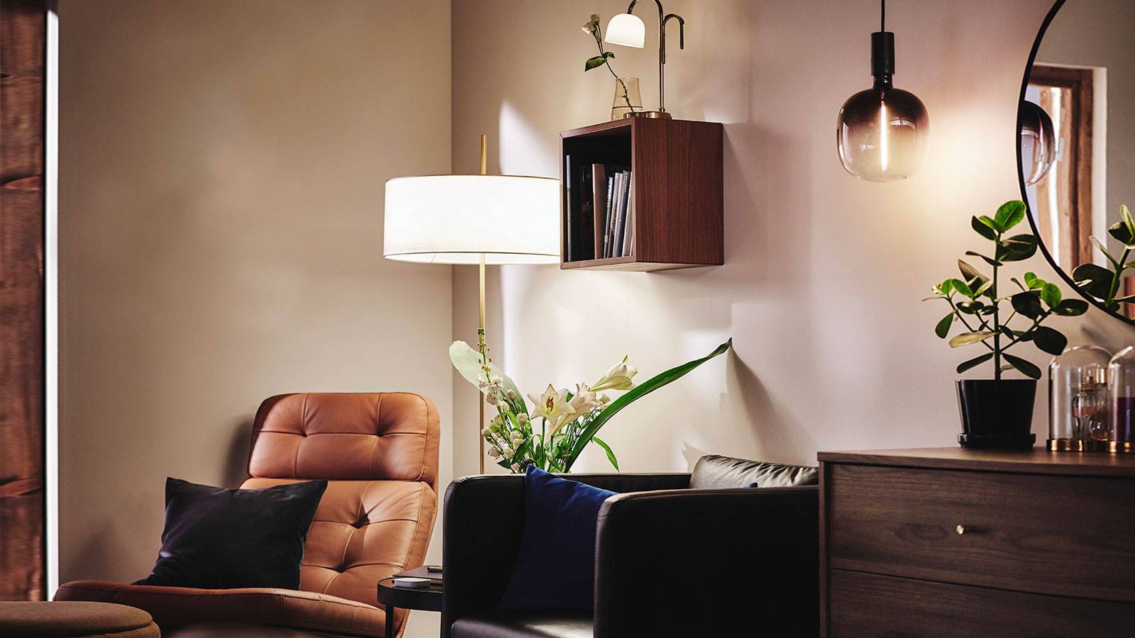 Rincón relajante en un dormitorio, con dos sillones y diferentes fuentes de luz, como STOCKHOLM 20.
