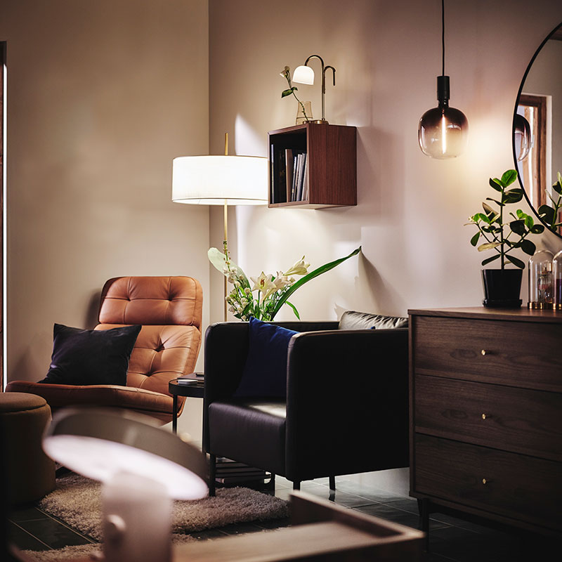 Rincón relajante en un dormitorio, con dos sillones y diferentes fuentes de luz, como STOCKHOLM 20.