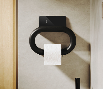 Portarrollos negro montado en pared con rollo de papel higiénico blanco