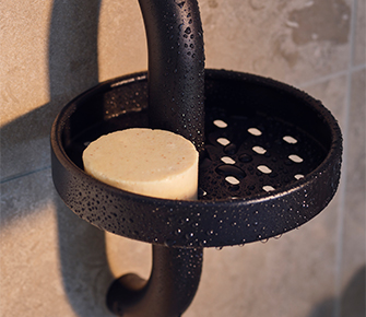 Portavasos de metal negro con diseño perforado sostiene un disco de madera. Almacenaje práctico de pared para organizar objetos pequeños