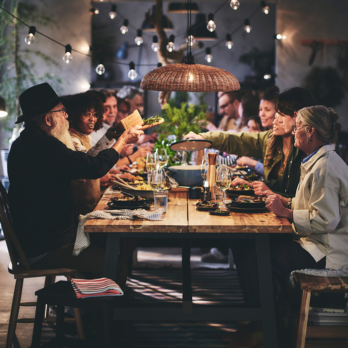 Una familia numerosa comiendo en la mesa y disfrutando de la convivencia