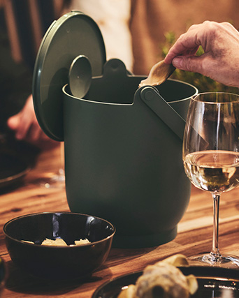 Cubo con tapa para residuos orgánicos gris verdoso.