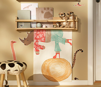 Estante de pared con juguetes de madera y decoraciones. Incluye área para mostrar dibujos infantiles y cesta de almacenaje en la parte inferior