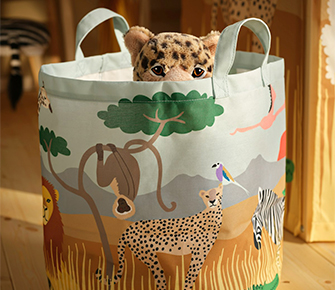 Bolsa de almacenaje con estampado de animales safari que contiene un peluche de leopardo. Perfecta para organizar juguetes y juegos infantiles