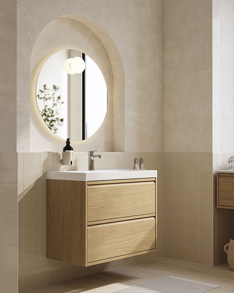 Dos armarios TROTTEN blancos con puertas correderas, llenos de revistas, uno al lado del otro, con un escritorio TROTTEN delante.