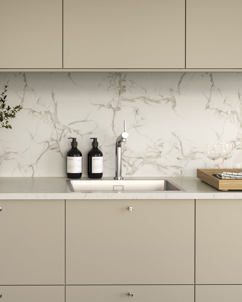 Cuatro sillas de conferencia LÄKTARE en chapa de abedul/blanco apiladas contra un mostrador, con mesas MITTZON verdes plegadas a su lado.